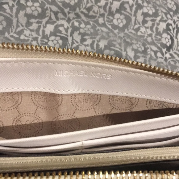 Michael Kors Jetset Vanilla Travel Wallet - Picture 6 of 7